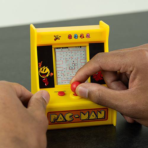 1531-PAC-MAN-Desktop-Arcade-Lifetsyle-In-Hands-2